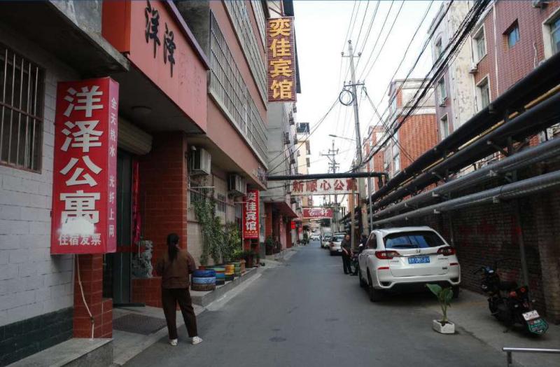 车站对面的马路牙子上固定的站着